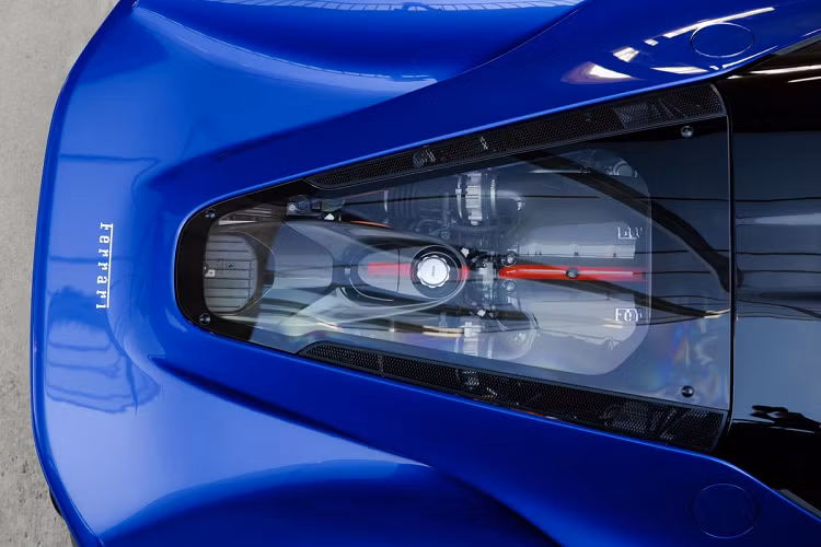 Trái tim của Ferrari LaFerrari là khối động cơ đốt trong V12 dung tích 6.3L mang mã F140, sản sinh công suất tối đa 800 mã lực và mô-men xoắn cực đại 700 Nm.