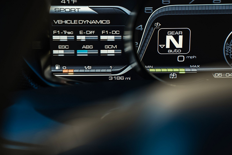 Kết hợp với động cơ này là hệ thống Thu hồi Động Năng (HY-KERS) và động cơ điện, thừa hưởng từ những mẫu xe đua Công Thức 1. Cơ cấu này có công suất 163 mã lực.