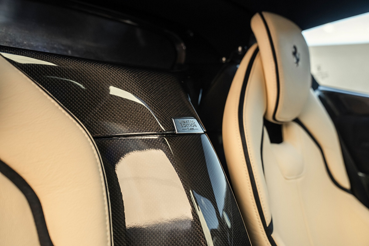 Theo kế hoạch ban đầu, Ferrari chỉ sản xuất giới hạn 499 chiếc LaFerrari. Chiếc LaFerrari thứ 500 được đấu giá thành công 7,5 triệu USD vì mục đích từ thiện.