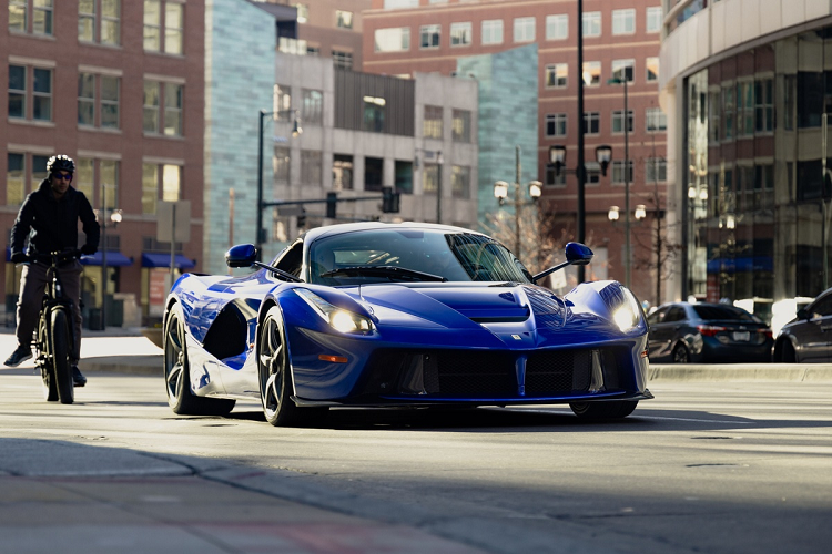 Do đó, mẫu xe đầu bảng của Ferrari có công suất tối đa lên đến 963 mã lực và mô-men xoắn cực đại 900 Nm. Đi kèm là hộp số 7 cấp ly hợp kép và hệ dẫn động cầu sau.