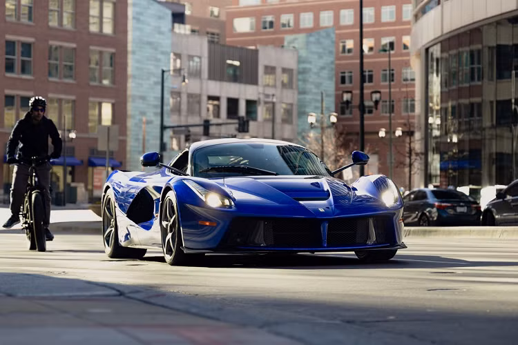 Do đó, mẫu xe đầu bảng của Ferrari có công suất tối đa lên đến 963 mã lực và mô-men xoắn cực đại 900 Nm. Đi kèm là hộp số 7 cấp ly hợp kép và hệ dẫn động cầu sau.