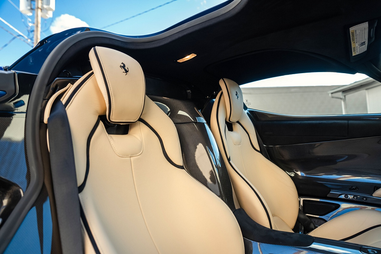 Bộ ghế đua được thiết kế đặc biệt để phù hợp với từng vị chủ nhân. Bàn đạp ga thắng cũng được tinh chỉnh tương tự và có khả năng dịch chuyển theo kích cỡ người lái.