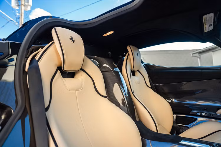 Bộ ghế đua được thiết kế đặc biệt để phù hợp với từng vị chủ nhân. Bàn đạp ga thắng cũng được tinh chỉnh tương tự và có khả năng dịch chuyển theo kích cỡ người lái.