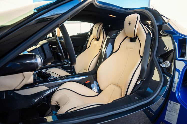 Tương phản với ngoại thất, nội thất của chiếc LaFerrari sở hữu tông màu cổ điển Crema trên bộ ghế thể thao, bảng taplo, tapi cửa...