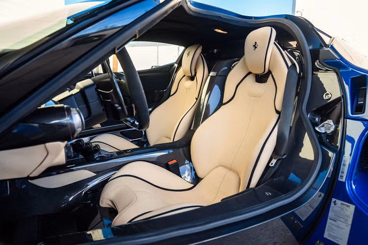 Tương phản với ngoại thất, nội thất của chiếc LaFerrari sở hữu tông màu cổ điển Crema trên bộ ghế thể thao, bảng taplo, tapi cửa...