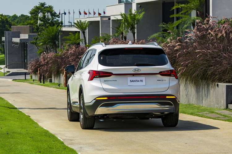 Hyundai SantaFe Hybrid là xe lắp ráp trong nước, do đó, khách hàng sẽ nhận được ưu đãi 50% lệ phí trước bạ ( tương đương 72,5 đến 87 triệu đồng) khi làm thủ tục lăn bánh trước ngày 1/1/2024.