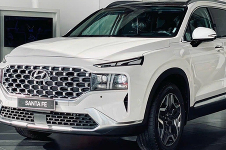 10 loa Harman Kardon, cửa sổ trời toàn cảnh, sạc không dây, hàng ghế trước chỉnh điện đi kèm nhớ 2 vị trí cho ghế lái và hệ thống sưởi/thông gió ghế, lẫy chuyển số sau vô-lăng và màn hình hiển thị trên kính lái (HUD).