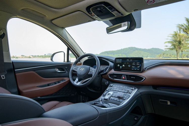 Hyundai SantaFe Hybrid có danh sách trang bị tương tự phiên bản 2.2 Dầu Cao cấp nhưng khác biệt về hệ thống truyền động. Một số trang bị, tính năng nổi bật trên mẫu SUV bao gồm đèn LED ở cả trước và sau, la-zăng 19 inch, bảng đồng hồ dạng kỹ thuật số 12,3 inch, màn hình giải trí cảm ứng 10,25 inch hỗ trợ Apple CarPlay/Android Auto