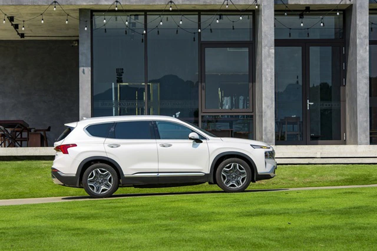 SantaFe Hybrid được trang bị hệ truyền động xăng lai điện bao gồm động cơ SmartStream 1.6L tăng áp (178 mã lực/265Nm) đi kèm một mô-tơ điện (60 mã lực/264Nm) và bộ pin 1.49kWh cho tổng công suất 227 mã lực và mô-men xoắn cực đại 350Nm.