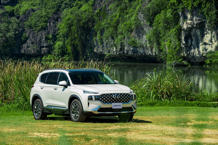 Theo công bố của TC Motor, Hyundai SantaFe Hybrid tại Việt Nam có mức tiêu thụ nhiên liệu khoảng 5 lít xăng/100km. Trên thị trường hiện nay, mẫu xe này luôn cạnh tranh mạnh mẽ với người đồng hương Kia Sorento bản Hybrid.