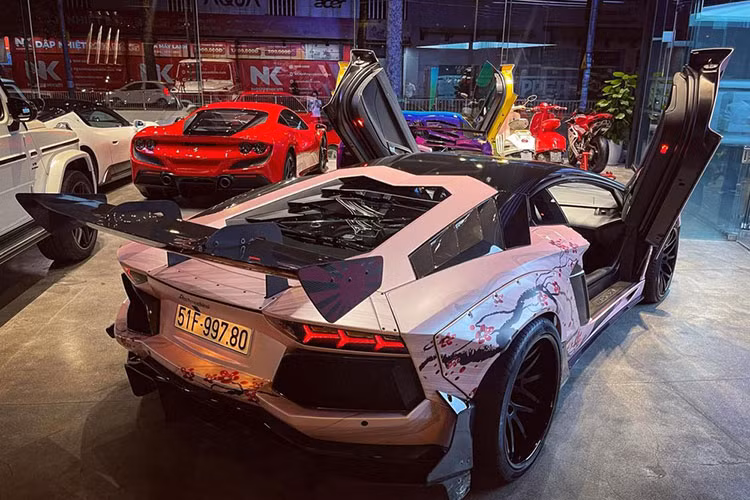 Có khoảng trên 4 chiếc siêu xe Lamborghini Aventador tại Việt Nam đang được chào bán, 3 trong đó thuộc bản tiêu chuẩn và đúng 1 xe là bản Lamborghini Aventador SVJ Roadster, sản xuất giới hạn 800 xe.