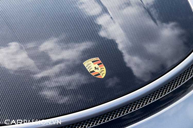 Một điểm nhấn “cộp mác” Chủ tịch Trung Nguyên là bộ tem hình chữ "UN" xuất hiện ở 2 bên thân xe. Đối với phiên bản GT2 RS, Porsche đã gia cố lại hệ thống khung gầm trên 911 tiêu chuẩn, nhằm tăng tính ổn định cho xe khi chạy ở dải tốc độ cao.