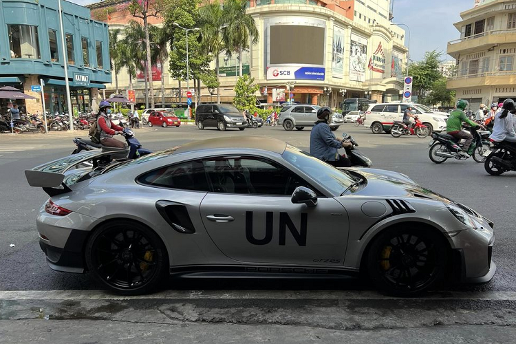 Siêu xe 911 GT2 RS là chiếc 911 mạnh và nhanh nhất mà Porsche từng sản xuất. Xe sở hữu động cơ boxer 6 xy-lanh tăng áp, dung tích 3.8 lít sản sinh công suất tối đa 690 mã lực và mô-men xoắn cực đại 700 Nm, kết hợp với hộp số tự động PDK 7 cấp. Với sức mạnh này, chiếc siêu xe của thương hiệu Đức dễ dàng bứt tốc từ 0-100 km/h chỉ trong 2,8 giây, trước khi đạt tốc độ tối đa 340 km/h.