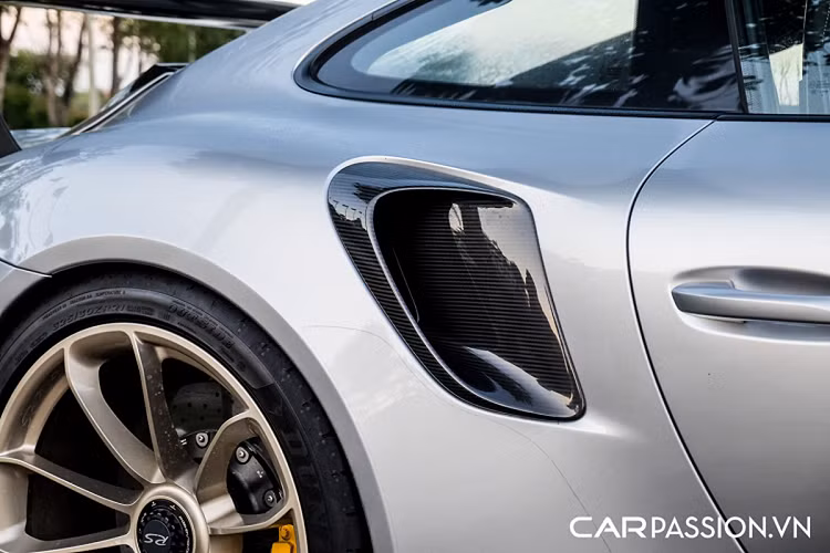 Mẫu siêu xe cũng được trang bị hệ thống treo thể thao kết hợp với hệ thống lái trục sau cùng bộ lốp hiệu suất cao Ultra High Performance.