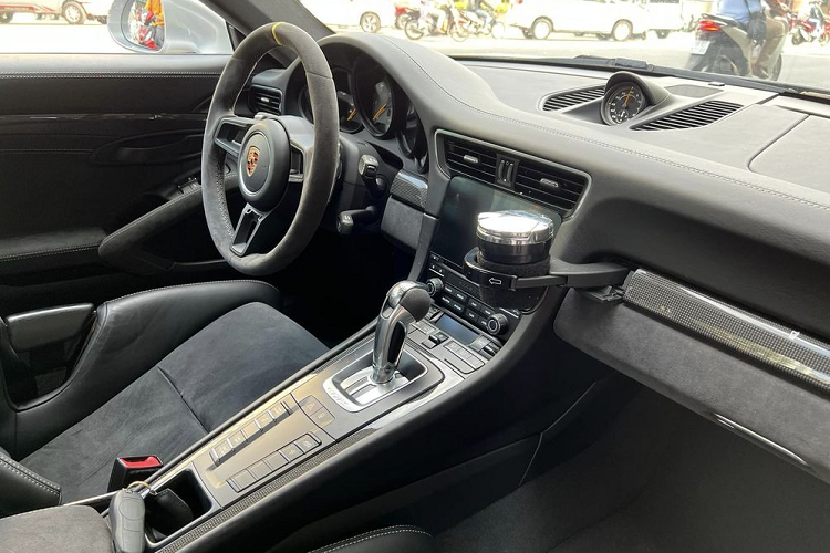 Nội thất của 911 GT2 RS được hoàn thiện bằng sợi Carbon và da Alcantara. Cụm đồng hồ kiểu cổ điển gồm 5 vòng tròn đặc trưng của Porsche. Người lái có thể biết được mọi thông số của xe bao gồm nhiệt độ động cơ, mức dầu, tốc độ, vòng tua, lượng xăng, mức tiêu hao nhiêu liệu và nhiều thông số khác.