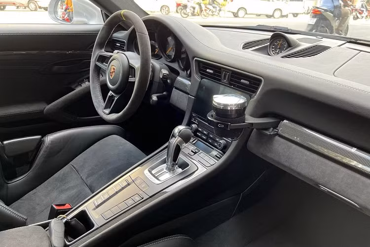 Nội thất của 911 GT2 RS được hoàn thiện bằng sợi Carbon và da Alcantara. Cụm đồng hồ kiểu cổ điển gồm 5 vòng tròn đặc trưng của Porsche. Người lái có thể biết được mọi thông số của xe bao gồm nhiệt độ động cơ, mức dầu, tốc độ, vòng tua, lượng xăng, mức tiêu hao nhiêu liệu và nhiều thông số khác.