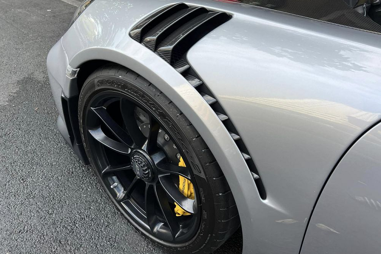 Ở phía dưới, chiếc 911 GT2 RS của ông Đặng Lê Nguyên Vũ được trang bị mâm xe siêu nhẹ 5 chấu kép, với kích thước 20 inch ở phía trước và 21 inch ở phía sau, kết hợp cùng phanh gốm carbon màu vàng nổi bật và bộ lốp thể thao có kích thước trước / sau lần lượt là 265/35 và 325/30.