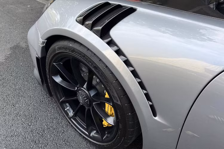 Ở phía dưới, chiếc 911 GT2 RS của ông Đặng Lê Nguyên Vũ được trang bị mâm xe siêu nhẹ 5 chấu kép, với kích thước 20 inch ở phía trước và 21 inch ở phía sau, kết hợp cùng phanh gốm carbon màu vàng nổi bật và bộ lốp thể thao có kích thước trước / sau lần lượt là 265/35 và 325/30.