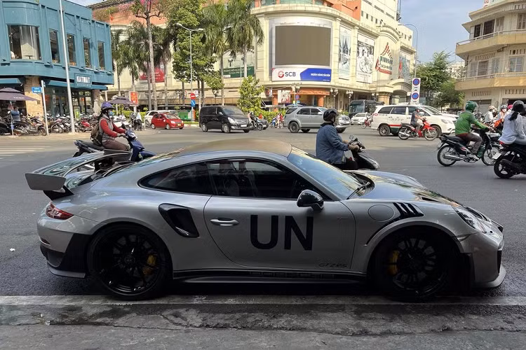 Siêu xe 911 GT2 RS là chiếc 911 mạnh và nhanh nhất mà Porsche từng sản xuất. Xe sở hữu động cơ boxer 6 xy-lanh tăng áp, dung tích 3.8 lít sản sinh công suất tối đa 690 mã lực và mô-men xoắn cực đại 700 Nm, kết hợp với hộp số tự động PDK 7 cấp. Với sức mạnh này, chiếc siêu xe của thương hiệu Đức dễ dàng bứt tốc từ 0-100 km/h chỉ trong 2,8 giây, trước khi đạt tốc độ tối đa 340 km/h.