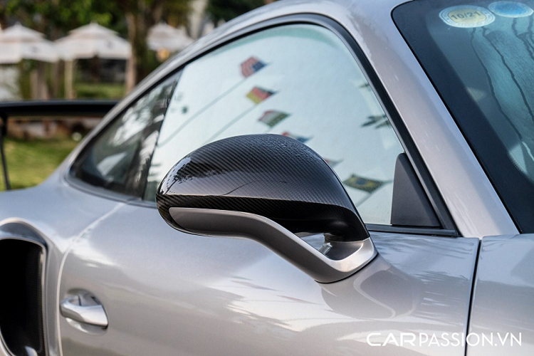 Là chiếc xe thiết kế dành cho đường đua, Porsche trang bị cho xe cánh gió sau cỡ lớn, nhiều khe hút gió và thoát gió để tăng tính năng khí động học. Nhằm giảm thiểu tối đa khối lượng, những chi tiết bao gồm ốp gương chiếu hậu, hốc gió bên hông, cánh gió, ốp quạt gió và ốp khoang máy đều được làm từ sợi carbon siêu nhẹ, giúp cho hiệu năng được tối ưu hóa một cách đáng kể.