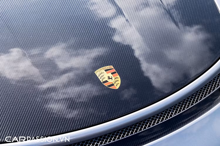 Một điểm nhấn “cộp mác” Chủ tịch Trung Nguyên là bộ tem hình chữ "UN" xuất hiện ở 2 bên thân xe. Đối với phiên bản GT2 RS, Porsche đã gia cố lại hệ thống khung gầm trên 911 tiêu chuẩn, nhằm tăng tính ổn định cho xe khi chạy ở dải tốc độ cao.