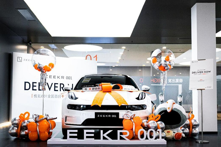 Zeekr là một thương hiệu xe điện cao cấp mới thuộc công ty mẹ Geely, được sinh ra để cạnh tranh với Tesla. Zeekr 001 2024 mới là sản phẩm đầu tiên của hãng, chiếc hatchback điện được xây dựng trên Kiến trúc Trải nghiệm Bền vững (SEA). Zeekr cho biết phạm vi hoạt động của 001 sẽ giải quyết nỗi lo về dung lượng pin, mang đến cho người dùng trải nghiệm trọn vẹn trong những chuyến đi dài.