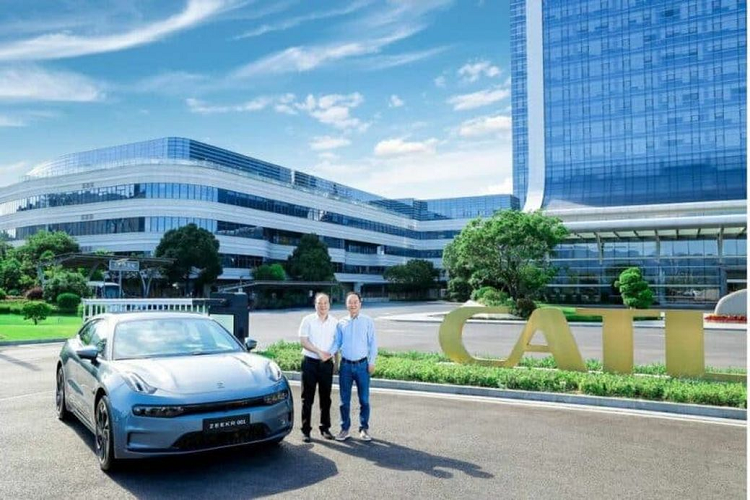 Bên cạnh đó, khách hàng cũng có thể chọn từ hai cấu hình dung lượng pin của phiên bản WE: đầu tiên là pin 100 kWh (chạy được 741 km, tăng tốc 0-100 km/h chỉ trong thời gian 6,9 giây). Mức giá xe Zeekr 001 2024 từ 300.000 NDT (khoảng 994 triệu đồng) và dung lượng pin 140 kWh bắt đầu từ 403.000 NDT (tương đương 1,34 tỷ đồng), có quãng đường di chuyển là 1.032 km.