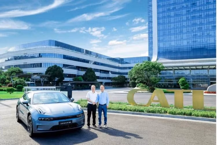 Bên cạnh đó, khách hàng cũng có thể chọn từ hai cấu hình dung lượng pin của phiên bản WE: đầu tiên là pin 100 kWh (chạy được 741 km, tăng tốc 0-100 km/h chỉ trong thời gian 6,9 giây). Mức giá xe Zeekr 001 2024 từ 300.000 NDT (khoảng 994 triệu đồng) và dung lượng pin 140 kWh bắt đầu từ 403.000 NDT (tương đương 1,34 tỷ đồng), có quãng đường di chuyển là 1.032 km.