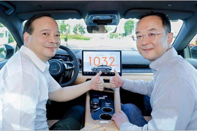 Theo đó, ngày 1/6 vừa qua phiên bản Zeekr 001 WE chạy điện với phạm vi hành trình 1.032 km sau 1 lần sạc đầy theo chu trình thử nghiệm CLTC của Trung Quốc đã được bàn giao tại trụ sở CATL ở Trung Quốc. Xe được trang bị ắc quy CTP 3.0 Qilin của CATL.