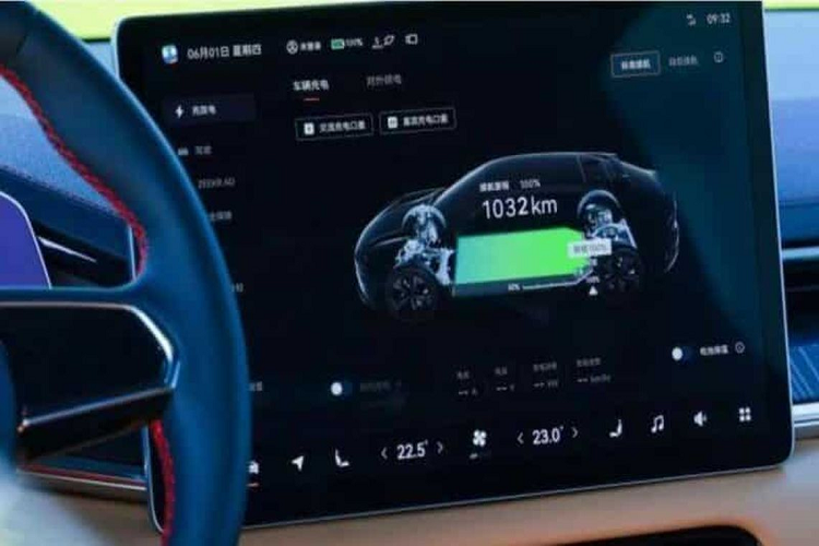 Cụ thể, người này đã thử nghiệm điều chỉnh điều hòa trong xe xuống 23 độ C và mức thu hồi năng lượng ở mức thấp, sau đó chạy xe suốt 11 giờ đồng hồ mà không dừng sạc. Chưa hết, anh còn đi đến những khu vực có độ cao hơn 3.000 m.