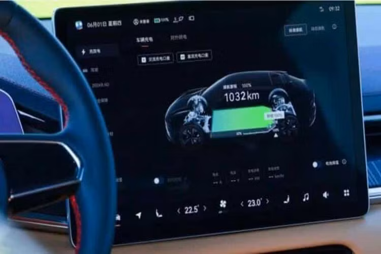 Cụ thể, người này đã thử nghiệm điều chỉnh điều hòa trong xe xuống 23 độ C và mức thu hồi năng lượng ở mức thấp, sau đó chạy xe suốt 11 giờ đồng hồ mà không dừng sạc. Chưa hết, anh còn đi đến những khu vực có độ cao hơn 3.000 m.