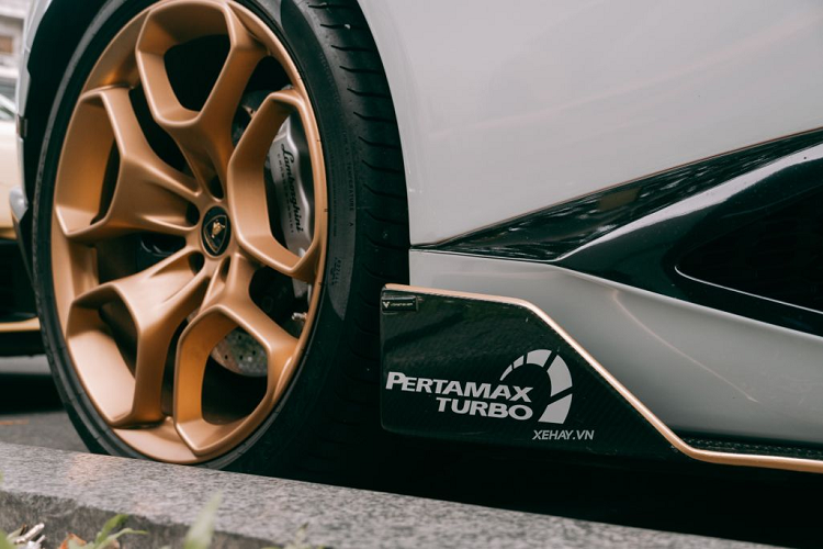 Chiếc Lamborghini Huracan LP610-4 này còn có thêm một cánh gió lớn cũng bằng sợi carbon và cánh gió đuôi cố định bằng carbon của bản độ Vorsteiner.