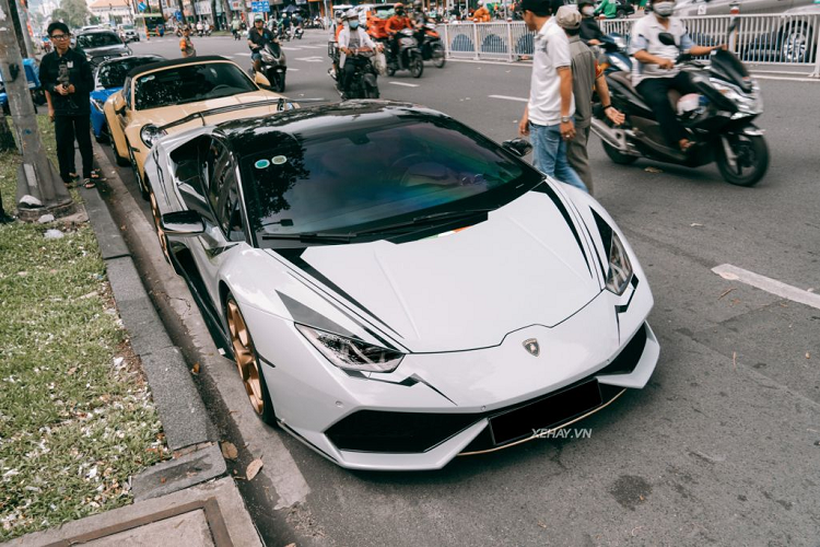 Trước đây, nguyên bản của chiếc Lamborghini Huracan LP610-4 này là màu xanh nhưng đã được sơn lại thành màu đỏ và trải qua nhiều lần đổi màu decal như vàng, vàng chanh…, đến nay xe lại được khoác lên mình “bộ cánh” màu trắng.