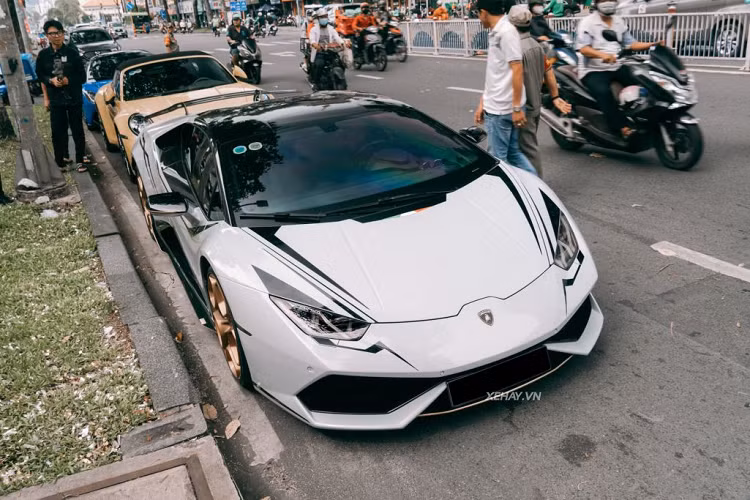 Trước đây, nguyên bản của chiếc Lamborghini Huracan LP610-4 này là màu xanh nhưng đã được sơn lại thành màu đỏ và trải qua nhiều lần đổi màu decal như vàng, vàng chanh…, đến nay xe lại được khoác lên mình “bộ cánh” màu trắng.