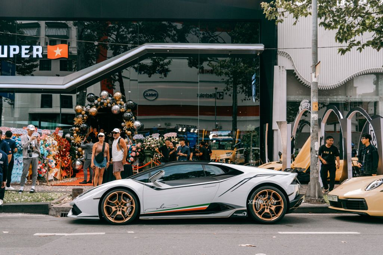 Chiếc xe Lamborghini Huracan LP610-4 của hot tiktoker này sở hữu gói độ Vorsteiner với cánh lướt gió phía trước bằng carbon rất hầm hố và cá tính. Mới đây, xe lại được dán thêm bộ tem mới kéo dài từ đầu đến đuôi xe nhìn thể thao và hầm hố hơn, đi cùng chữ ký của chủ xe.