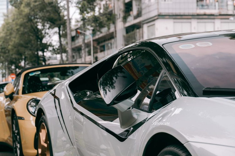 Xe cũng được trang bị bộ lazang 5 chấu sơn màu vàng đồng mới, đi cùng cùm phanh màu trắng cá tính. “Trái tim” của chiếc Lamborghini Huracan này là khối động cơ V10 hút khí tự nhiên, dung tích 5.2 lít. Cỗ máy này sản sinh công suất 610 mã lực, 560 Nm mô-men xoắn và kết hợp với hệ dẫn động 4 bánh cùng hộp số ly hợp kép 7 cấp. 