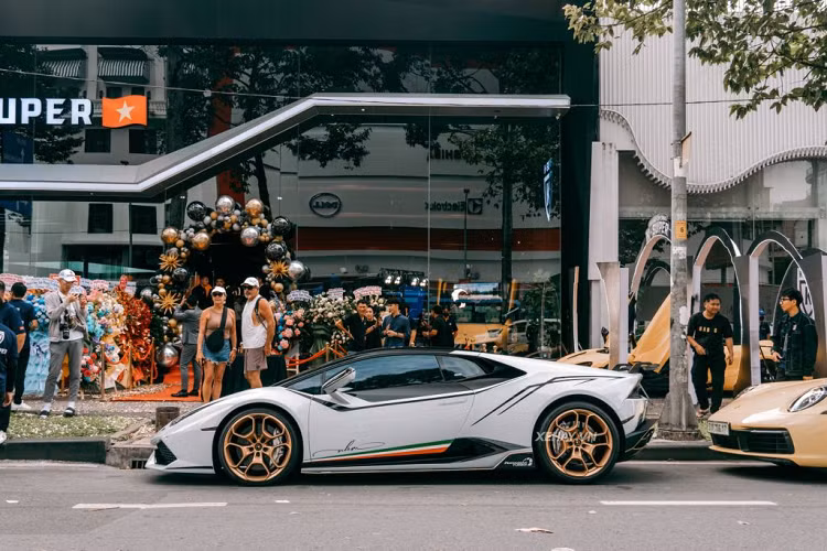 Chiếc xe Lamborghini Huracan LP610-4 của hot tiktoker này sở hữu gói độ Vorsteiner với cánh lướt gió phía trước bằng carbon rất hầm hố và cá tính. Mới đây, xe lại được dán thêm bộ tem mới kéo dài từ đầu đến đuôi xe nhìn thể thao và hầm hố hơn, đi cùng chữ ký của chủ xe.