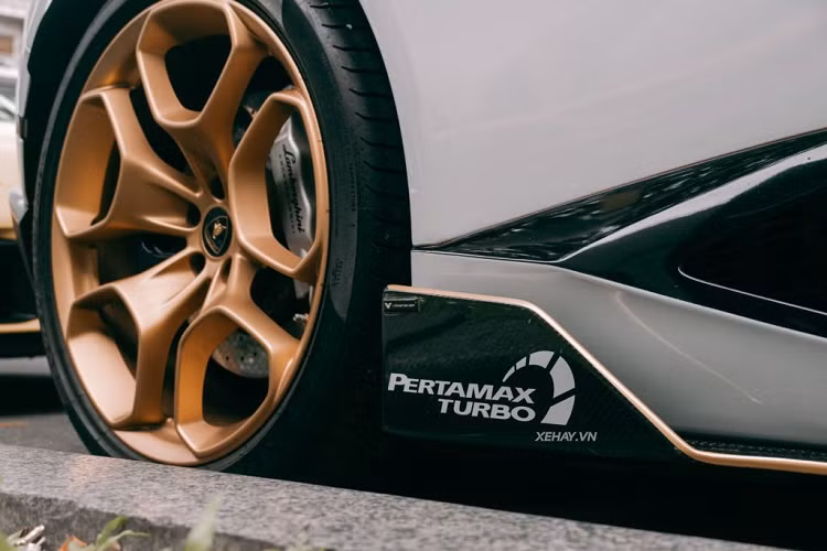 Chiếc Lamborghini Huracan LP610-4 này còn có thêm một cánh gió lớn cũng bằng sợi carbon và cánh gió đuôi cố định bằng carbon của bản độ Vorsteiner.