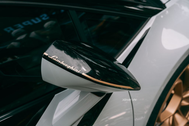 Khả năng bứt tốc 0-100 km/h của xe khá ấn tượng khi chỉ tốn 3,2 giây trước khi đạt vận tốc tối đa 325 km/h. Trên thị trường, mức giá xe Lamborghini Huracan LP610-4 đã qua sử dụng hiện bán ra không dưới 12 tỷ đồng.