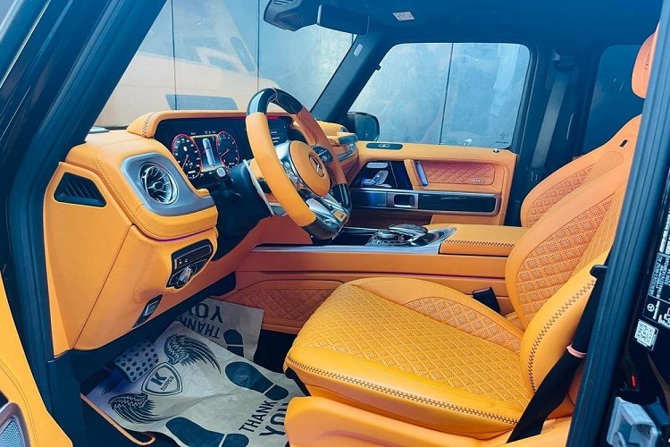 Nhìn vào ngoại hình, sẽ dễ dàng nhận ra Brabus đã làm cuộc cách mạng mới cho Mercedes-AMG G63 qua bản độ 800 Widestar với những thay đổi ở diện mạo rất cá tính. Đầu tiên là việc mang đến cho xe lưới tản nhiệt mới với 2 điểm nhấn là chữ B, thay cho logo ngôi sao 3 cánh và sợi carbon, tiếp đến là sự thay đổi mạnh bạo nhất với nắp capo hoàn toàn từ carbon, có thêm 2 khe gió hút khí làm mát cho trái tim khổng lồ của xe.