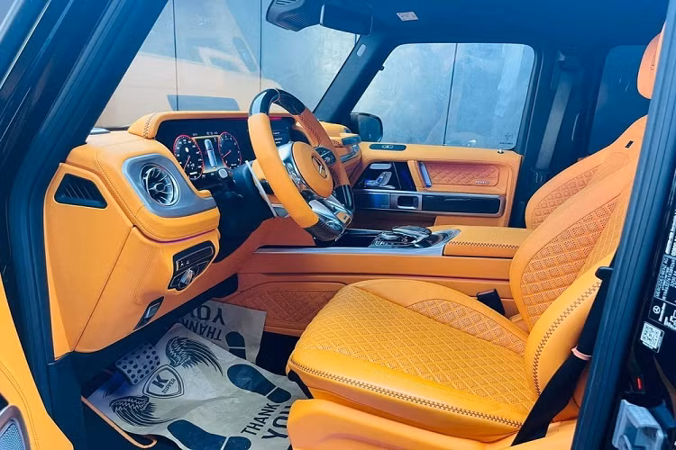 Nhìn vào ngoại hình, sẽ dễ dàng nhận ra Brabus đã làm cuộc cách mạng mới cho Mercedes-AMG G63 qua bản độ 800 Widestar với những thay đổi ở diện mạo rất cá tính. Đầu tiên là việc mang đến cho xe lưới tản nhiệt mới với 2 điểm nhấn là chữ B, thay cho logo ngôi sao 3 cánh và sợi carbon, tiếp đến là sự thay đổi mạnh bạo nhất với nắp capo hoàn toàn từ carbon, có thêm 2 khe gió hút khí làm mát cho trái tim khổng lồ của xe.