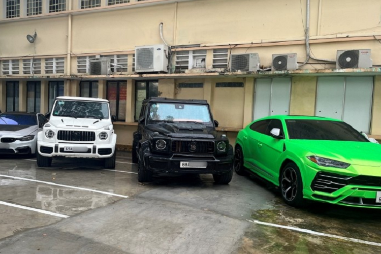 Mới đây, Cơ quan CSĐT Công an TP HCM đã chia sẻ về vụ án của Phan Công Khanh và đồng bọn, theo đó, đã có nhiều nạn nhân gửi đơn tố cáo đến lực lượng chức năng, về tội danh “Lừa đảo và lạm dụng tín nhiệm chiếm đoạt tài sản”. Trong đó có anh P (ngụ tỉnh Kiên Giang) tố cáo Khanh cùng đồng bọn có hành vi chiếm đoạt chiếc Brabus 800 hơn 30 tỷ đồng mang biển kiểm soát 68A-273.XX của mình. 