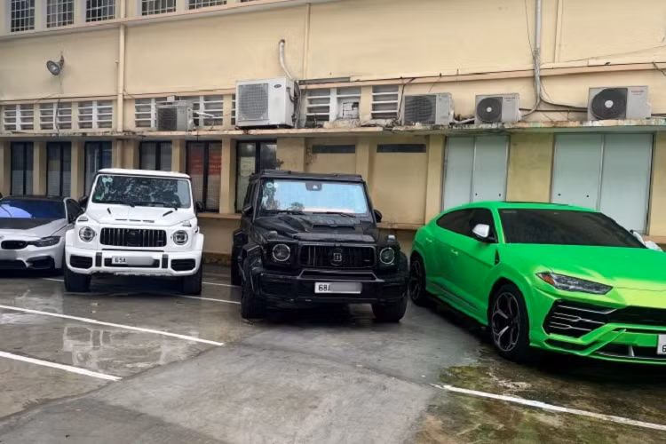 Mới đây, Cơ quan CSĐT Công an TP HCM đã chia sẻ về vụ án của Phan Công Khanh và đồng bọn, theo đó, đã có nhiều nạn nhân gửi đơn tố cáo đến lực lượng chức năng, về tội danh “Lừa đảo và lạm dụng tín nhiệm chiếm đoạt tài sản”. Trong đó có anh P (ngụ tỉnh Kiên Giang) tố cáo Khanh cùng đồng bọn có hành vi chiếm đoạt chiếc Brabus 800 hơn 30 tỷ đồng mang biển kiểm soát 68A-273.XX của mình. 