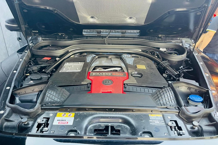 Phiên bản độ Brabus 800 Widestar không chỉ được trang bị gói body kit rất hầm hố mà còn có việc hãng độ Brabus xử lý lại khối động cơ V8, dung tích 4.0 lít, tăng áp kép nguyên bản trên chiếc xe SUV hạng sang Mercedes-AMG G63. Hãng độ này đã điều chỉnh rất nhiều bộ phận để Brabus 800 Widestar cũng được tăng sức mạnh đáng kể.