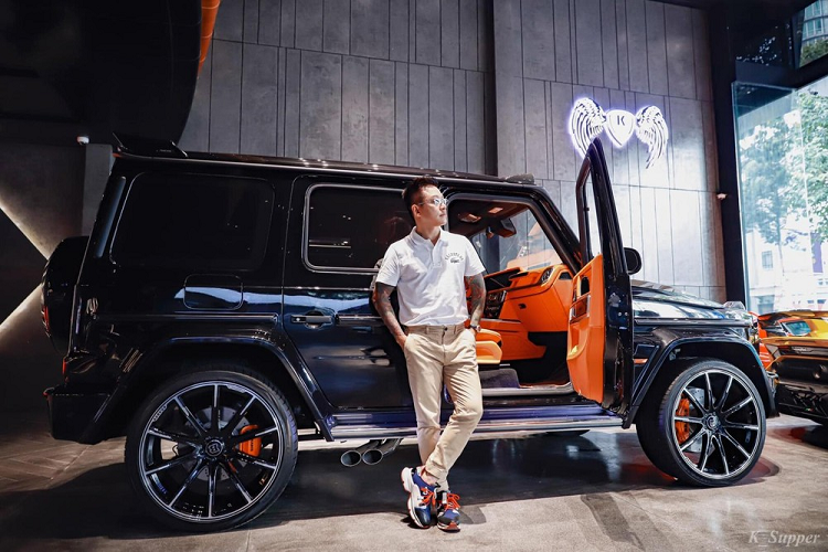 Tiếp đến là việc xe được trang bị bộ mâm hợp kim Brabus Monoblock Z Platinum Edition có kích thước lên đến 24 inch, mang đến sự nổi bật và cứng cáp cho ngoại thất xe độ Brabus 800 Widestar. Bánh dự phòng thường thấy trên xe Mercedes-AMG G63 cũng được Brabus phủ carbon khi xuất hiện trên bản độ đắt giá 800 Widestar của mình