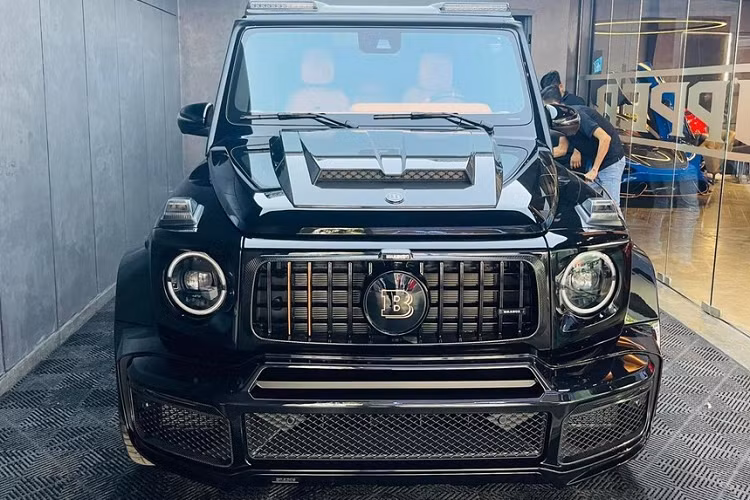 Đầu tháng 2 năm ngoái, showroom K-Supper (đến ngày 8/6/2023 đổi tên thành K-Super), do ông Phan Công Khanh quê tỉnh Bến Tre điều hành đã chia sẻ về việc, chiếc SUV hạng sang Brabus 800 Widestar mà đơn vị mình nhập về nước cách đó không lâu đã tìm thấy người mua.