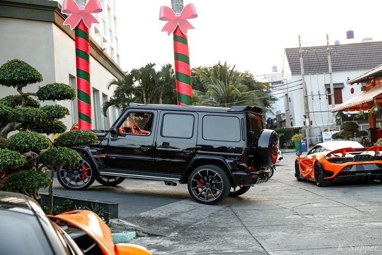 Phan Công Khanh cũng từng tiết lộ giá xe Brabus 800 Widestar mình nhập về Việt Nam sẽ đắt gấp đôi Mercedes-AMG G63, tại thời điểm đó, G63 đang có giá từ 11 tỷ đến 13 tỷ đồng, tức giá xe Brabus 800 Widestar sẽ rơi vào tầm từ 26 tỷ đến 20 tỷ đồng.