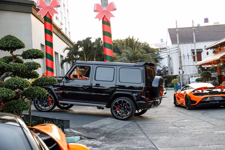 Phan Công Khanh cũng từng tiết lộ giá xe Brabus 800 Widestar mình nhập về Việt Nam sẽ đắt gấp đôi Mercedes-AMG G63, tại thời điểm đó, G63 đang có giá từ 11 tỷ đến 13 tỷ đồng, tức giá xe Brabus 800 Widestar sẽ rơi vào tầm từ 26 tỷ đến 20 tỷ đồng.