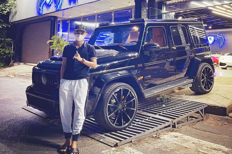 Carbon rất đắt đỏ và giảm trọng lượng xe rất nhanh chóng nên Brabus mang lên xế độ 800 Widestar của mình khá nhiều, ngay đến tay nắm cửa cũng được ốp carbon. Ngay sau vòm bánh xe trước là việc được Brabus tích hợp thêm khe hốc gió khổng lồ, logo Biturbo 800 cũng góp mặt như ám chỉ đây là quái vật chỉ đứng sau Brabus 900 Rocket Edition.