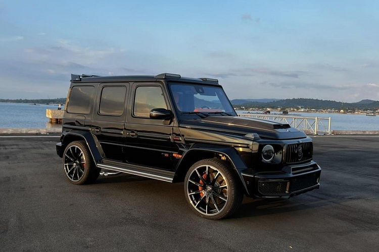  Theo anh P, Khanh mượn xe Brabus 800 của mình để trưng bày tại showrom K-Super trong ngày khai trương là 8 tháng 6 năm 2023, sau đó đến ngày 13/6, Khanh cùng đồng bọn bán xe Brabus 800 Widestar siêu sang cho anh P.H.L (ngụ TP HCM) để chiếm đoạt số tiền 24,5 tỷ đồng.